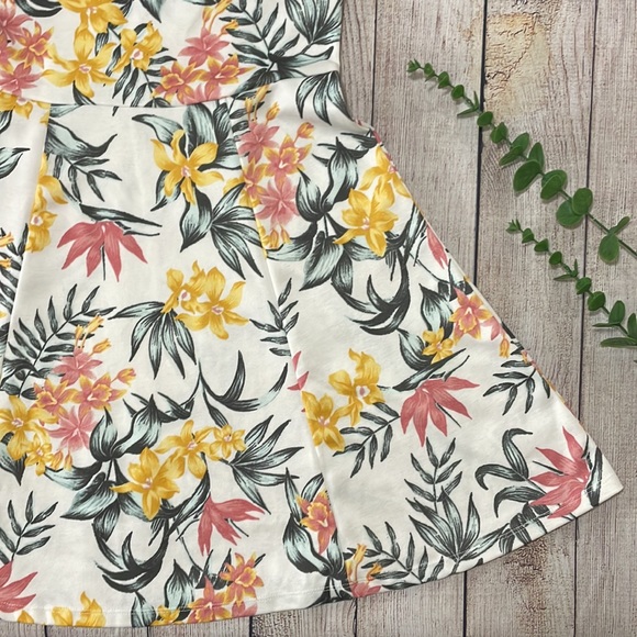 🌸 Clearance! 🌸 H&M White Floral Flare Mini Dress Size 6 - Picture 3 of 9